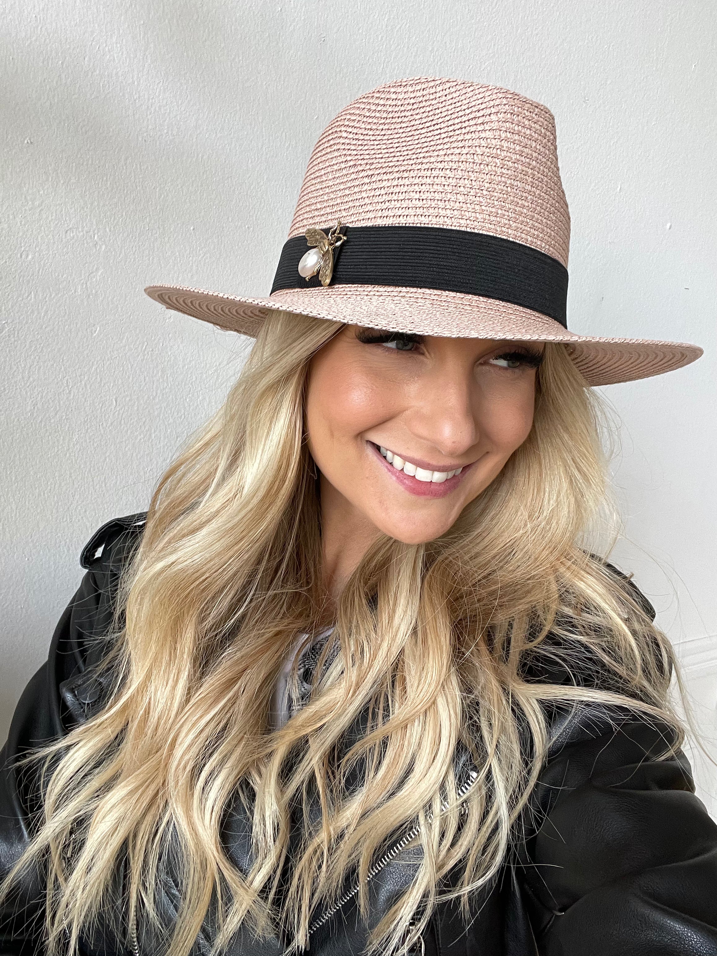 Amelia - Hat med sort bånd og guld bi